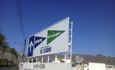 alla publicitaria de gran formato con estructura metálica, diseñada con forma triangular para maximizar la visibilidad en múltiples direcciones.